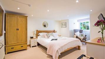 Deluxe Room (The Warren) | 1 bedroom, iron/ironing board, free WiFi