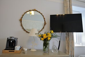 Superior Double Room, 1 King Bed (The Nest) | 1 bedroom, iron/ironing board, free WiFi - Sheriff Lodge (Matlock)