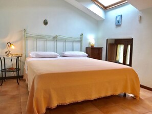 Ropa de cama de alta calidad, escritorio, wifi gratis y ropa de cama
