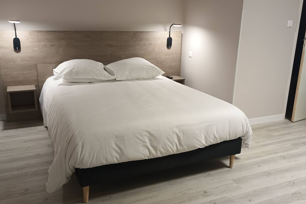 1 bedroom, desk, free wifi, bed sheets