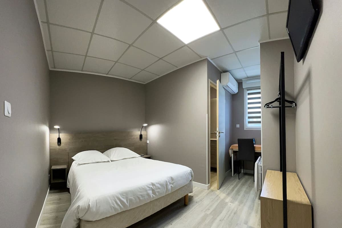 Standard Double Room | Desk, free WiFi, bed sheets