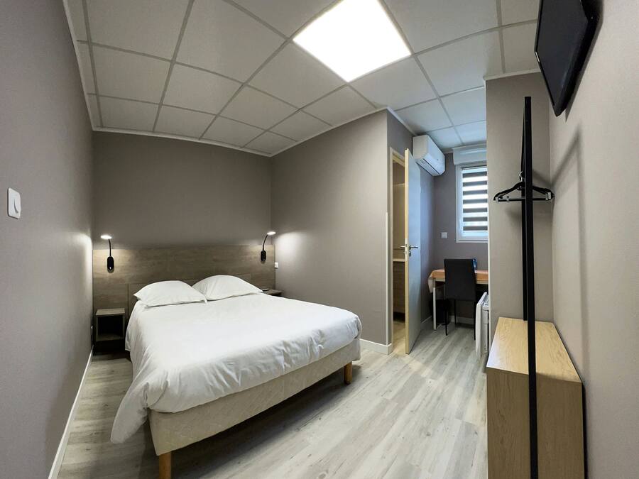 Standard Double Room | Desk, free WiFi, bed sheets