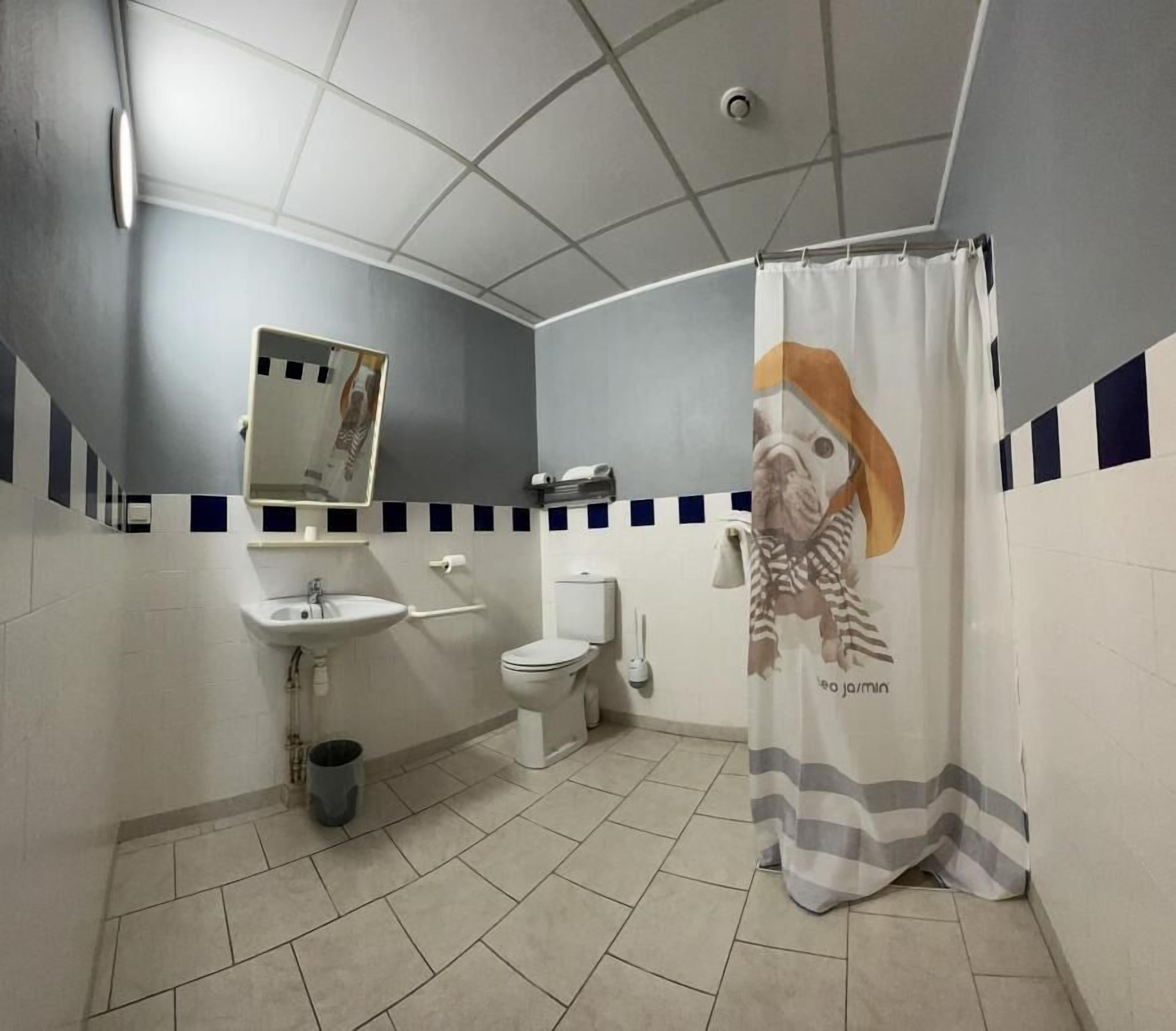 Un bagno con lavandino, WC e specchio.