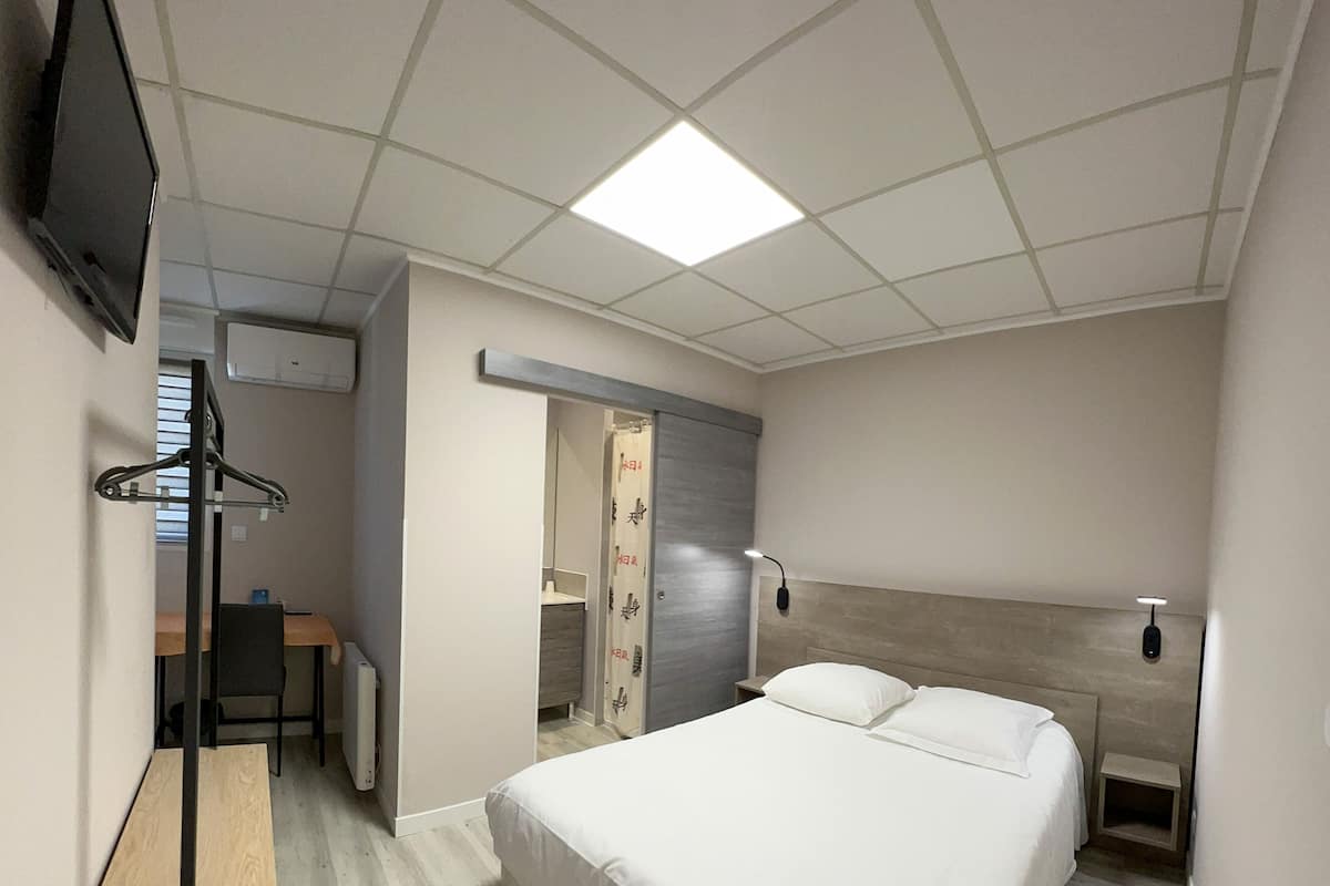 Quarto casal standard | Escrivaninha, Wi-Fi de cortesia, roupa de cama