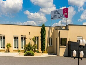 Exterior - Le Petit Logis (Beaumont-en-Veron)