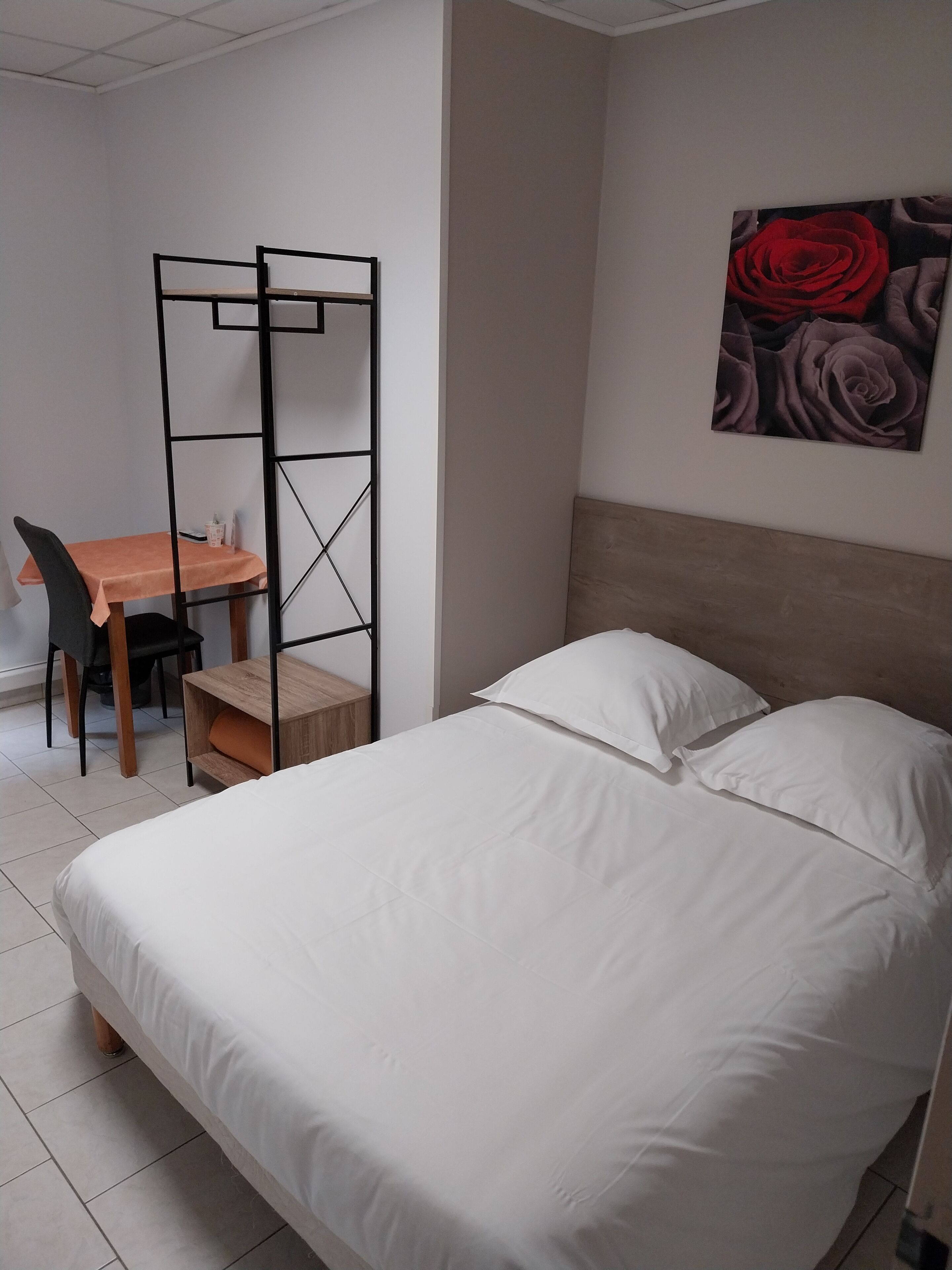 basic double room (2) | 1 bedroom, desk, free wifi, bed sheets