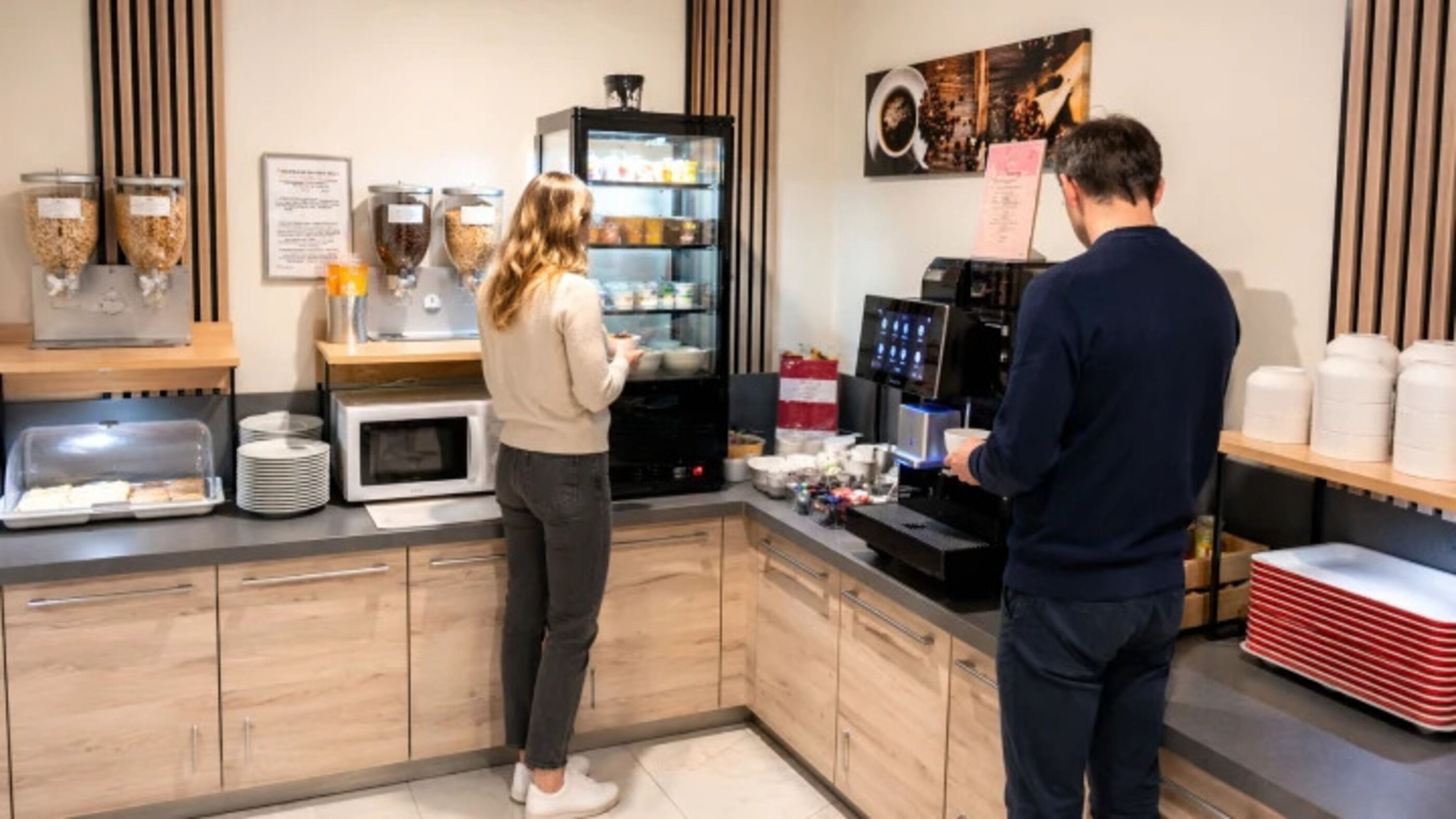 Un espace de petit-déjeuner en libre-service équipé d’un four à micro-ondes, d’une machine à café et d’un réfrigérateur-vitrine.