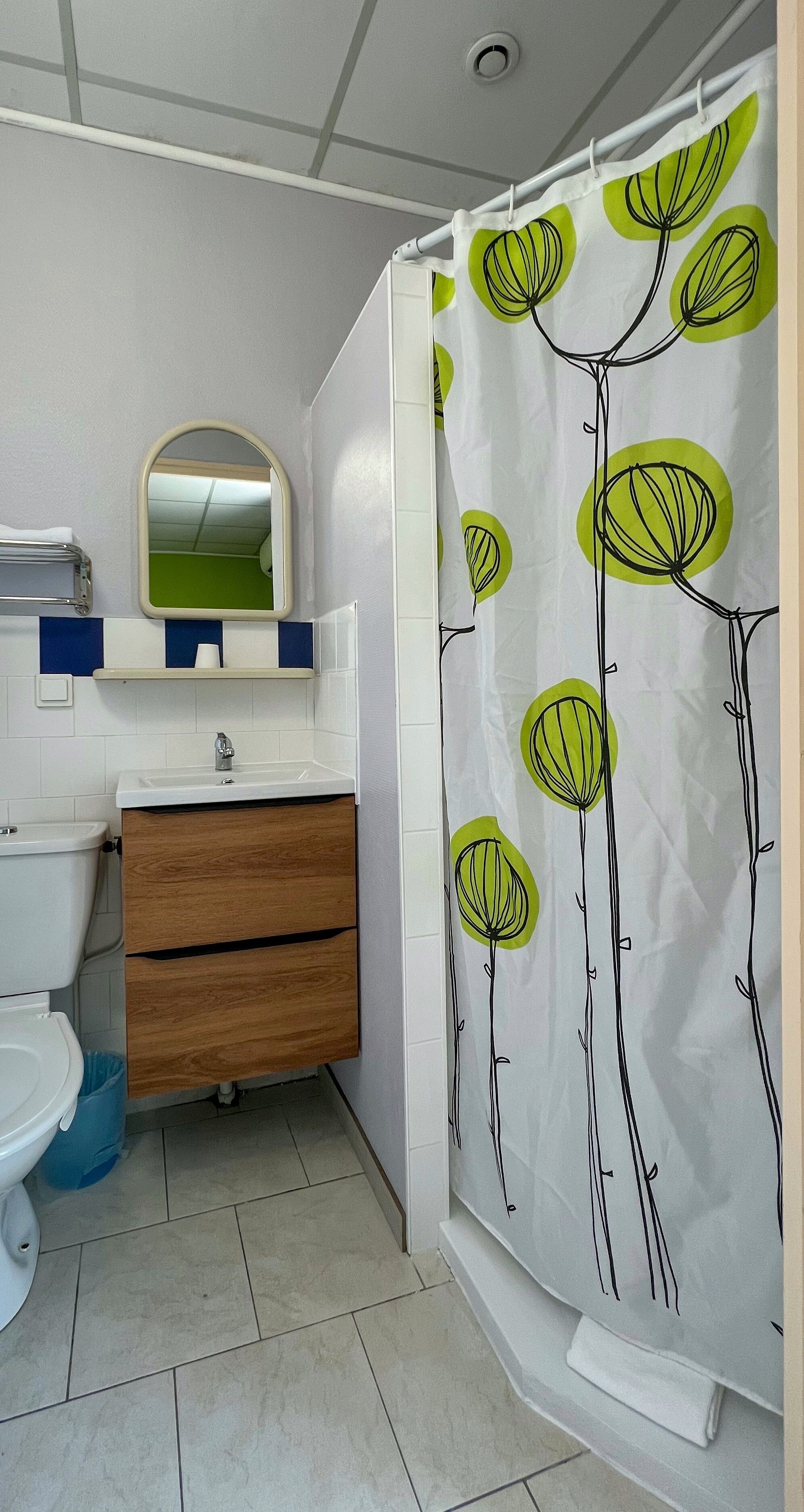 basic triple room, non smoking | bathroom | shower, towels