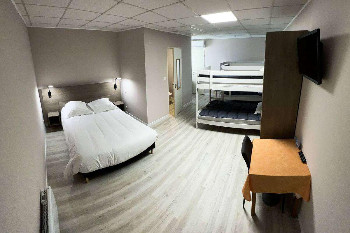 1 bedroom, desk, free wifi, bed sheets