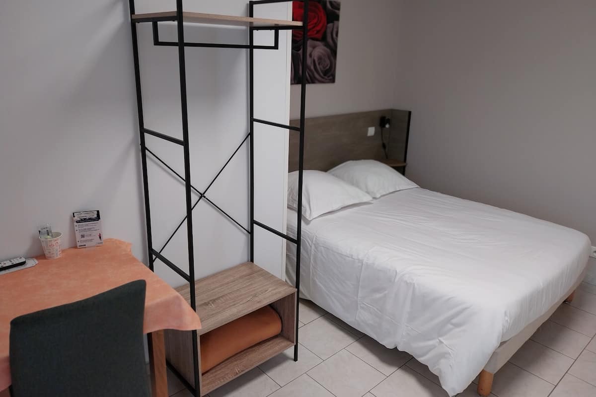 Basic Double Room (2) | Desk, free WiFi, bed sheets