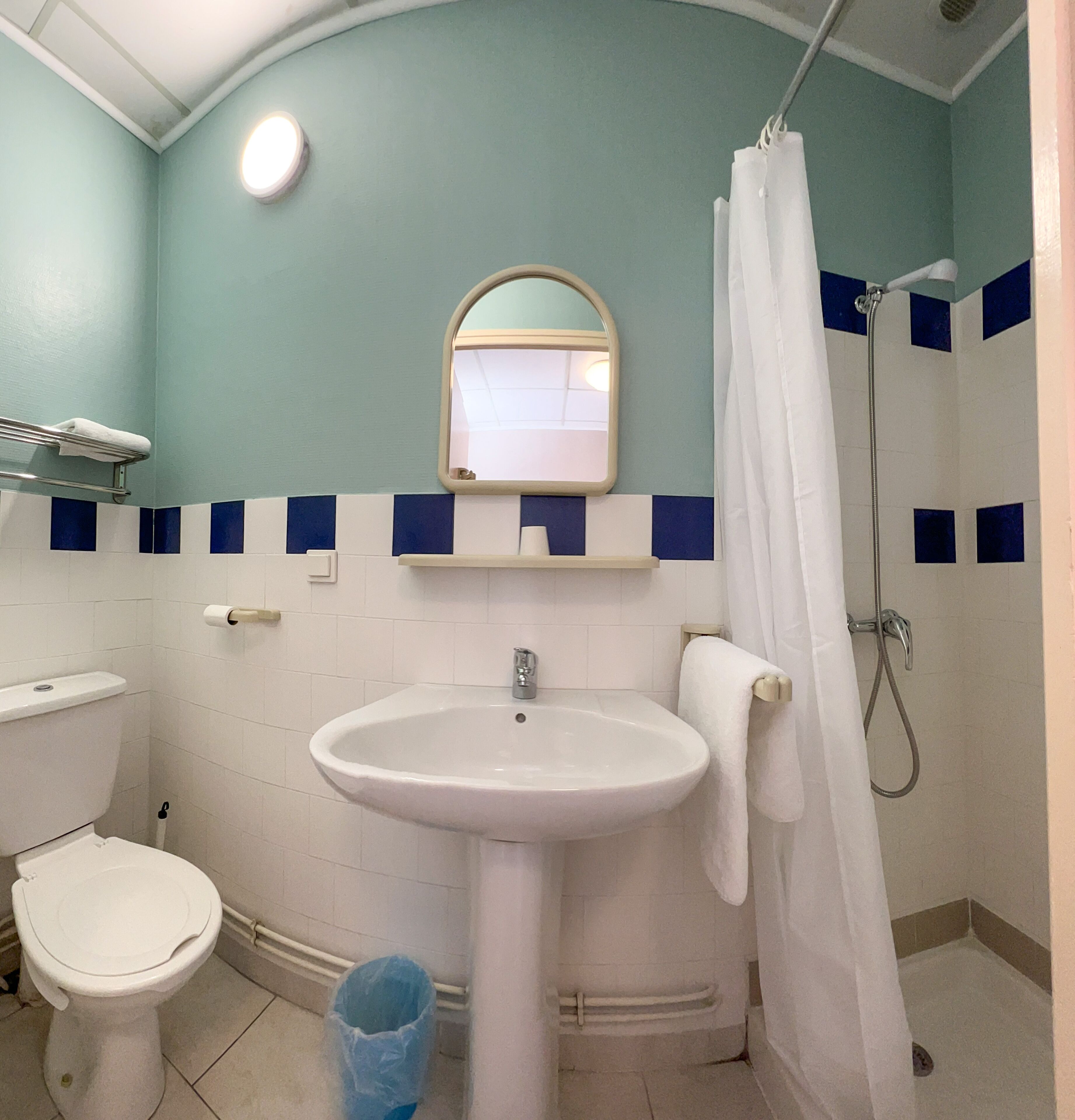 economy double room (9 10) | bathroom | shower, towels