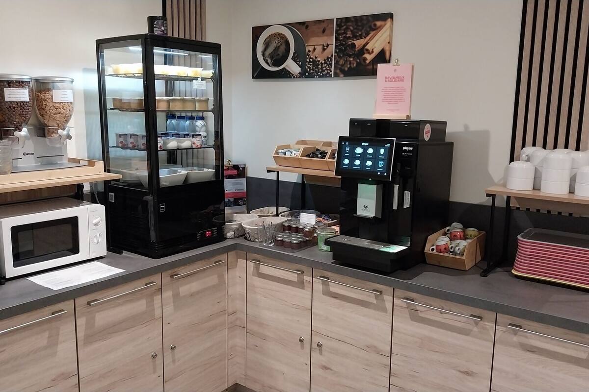 daily buffet breakfast (eur 9.50 per person)