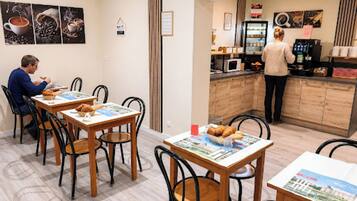 Petit déjeuner buffet (9.60 EUR par personne)