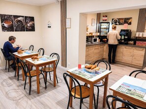 Daily buffet breakfast (EUR 9.60 per person) - Le Petit Logis (Beaumont-en-Veron)