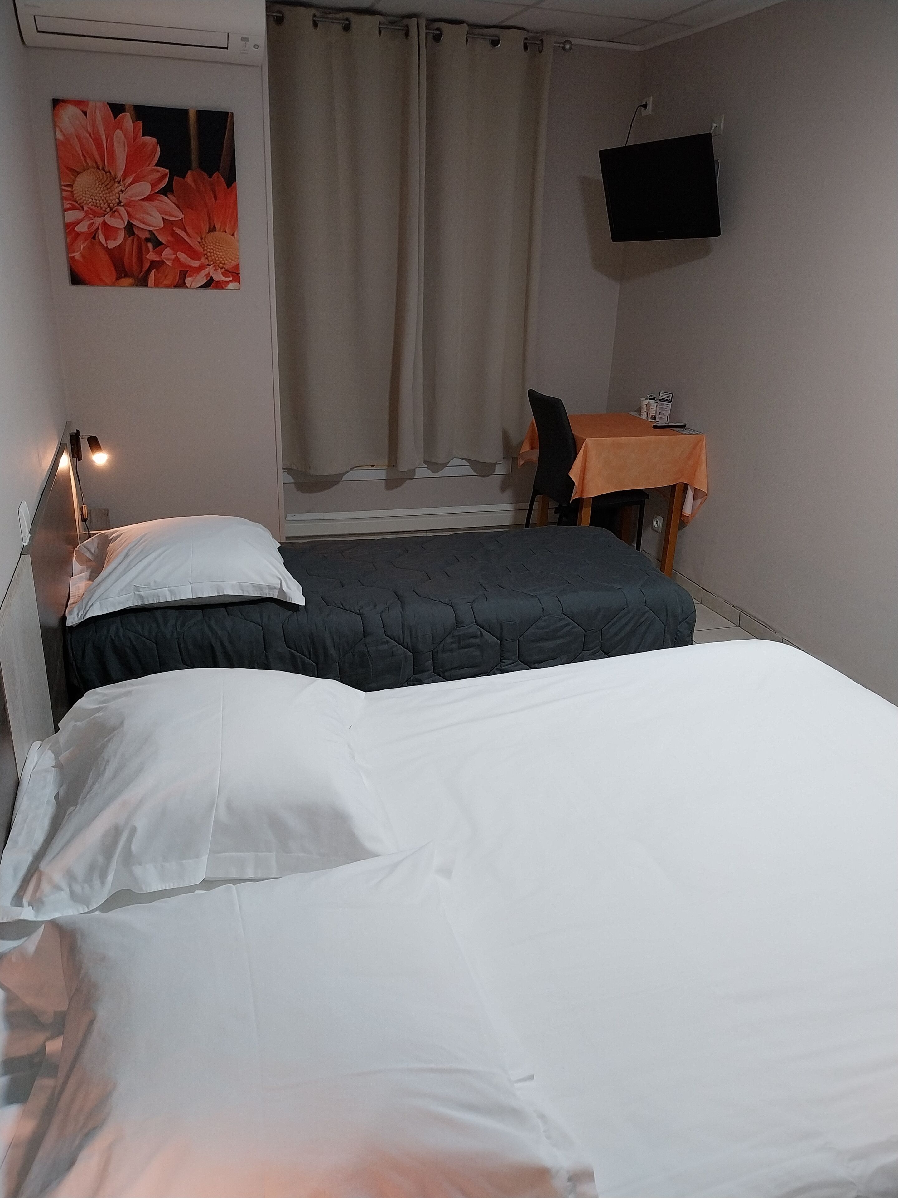 basic triple room, non smoking | 1 bedroom, desk, free wifi, bed sheets