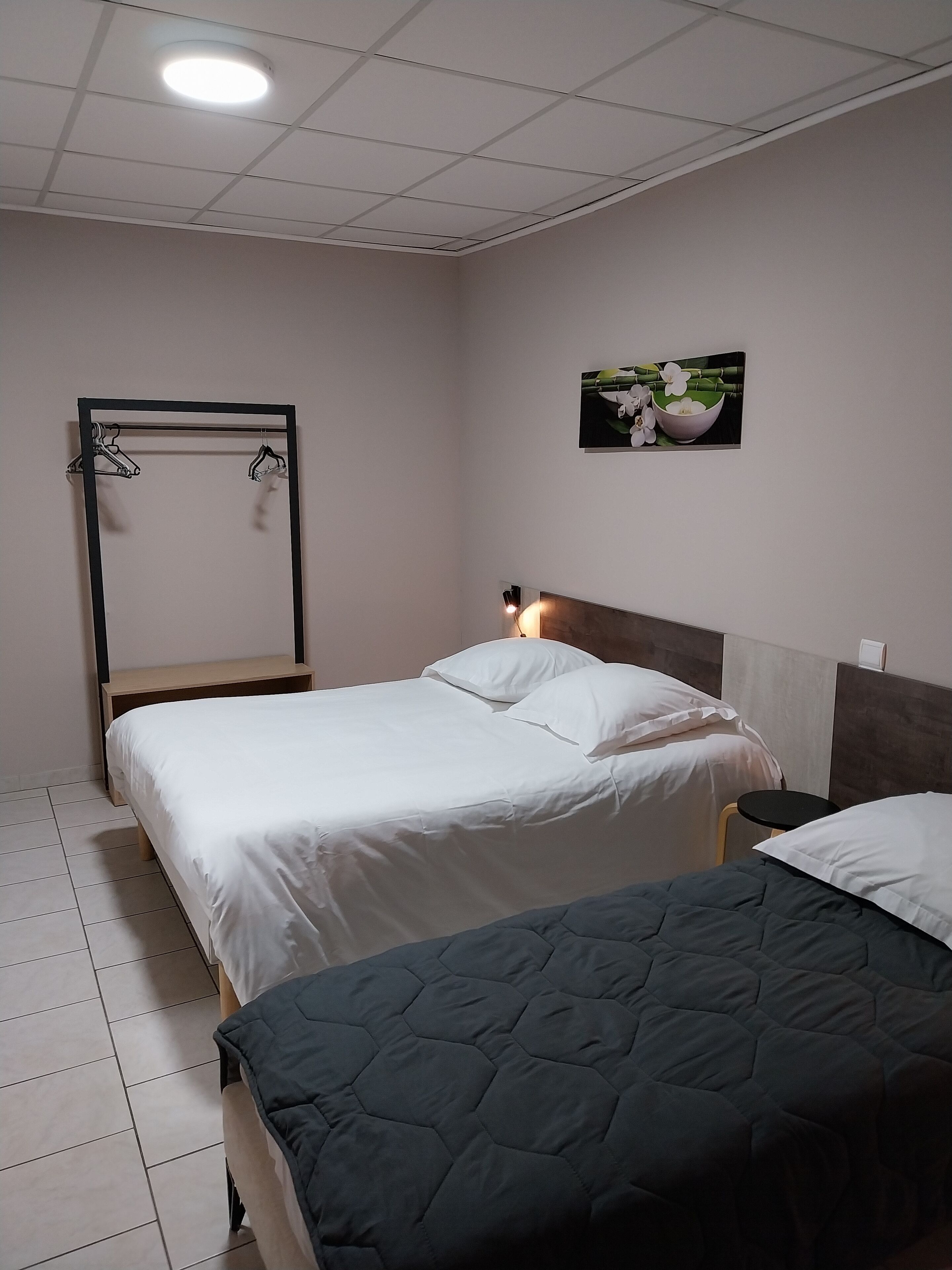 basic triple room, non smoking | 1 bedroom, desk, free wifi, bed sheets