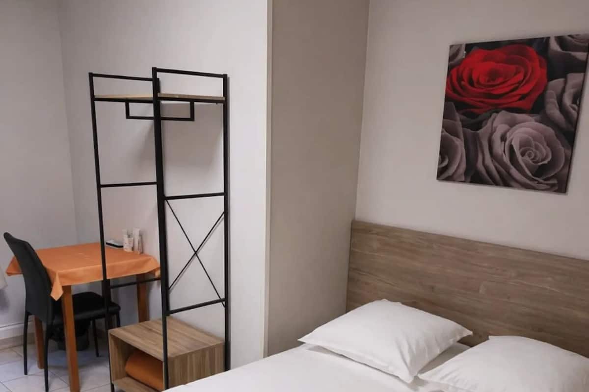 Basic Double Room (2)