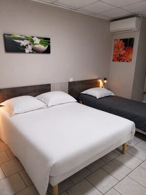 Basic Triple Room, Non Smoking | Desk, free WiFi, bed sheets - Le Petit Logis (Beaumont-en-Veron)