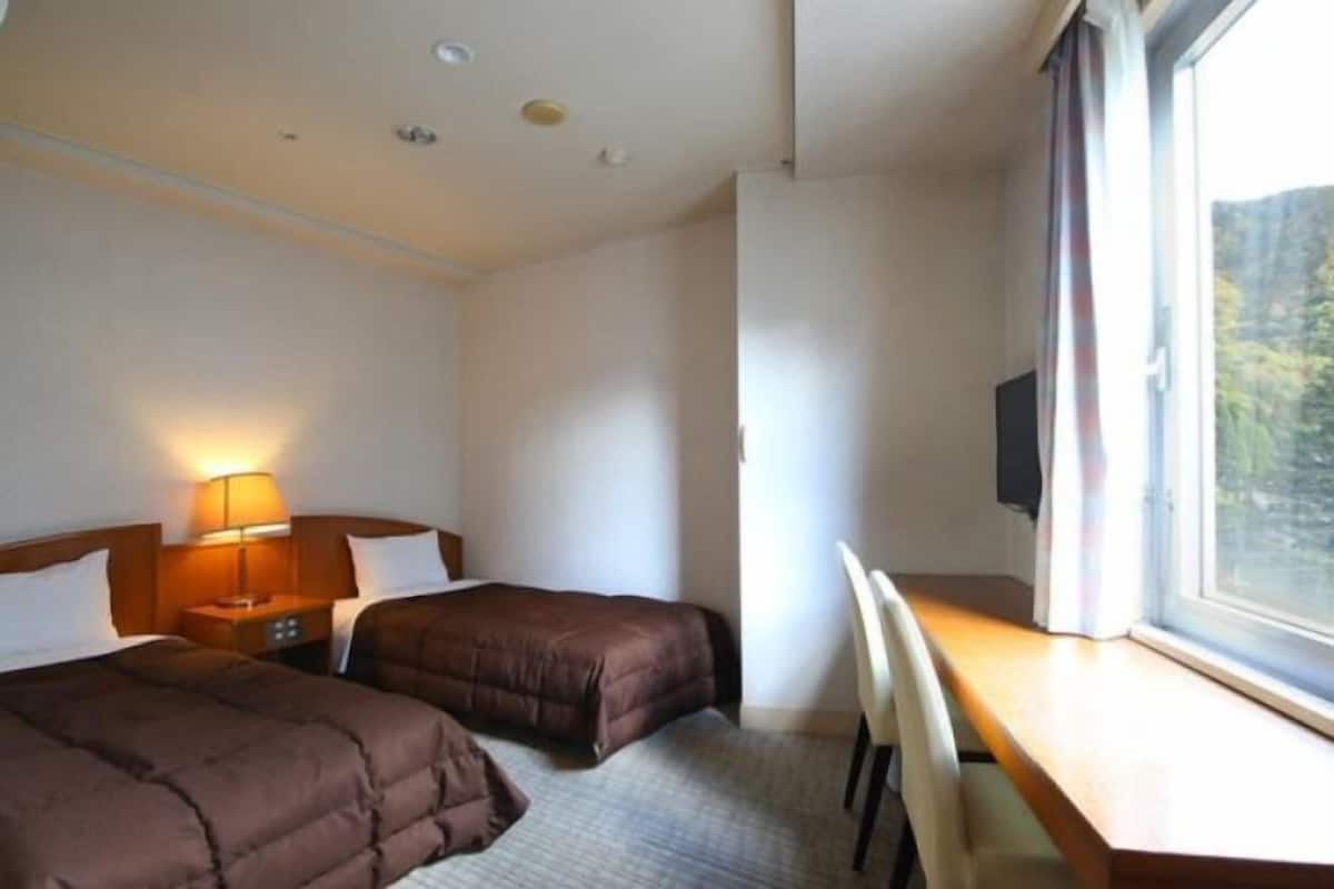 Pengeskab på værelset, mørklægningsgardiner, sengetøj