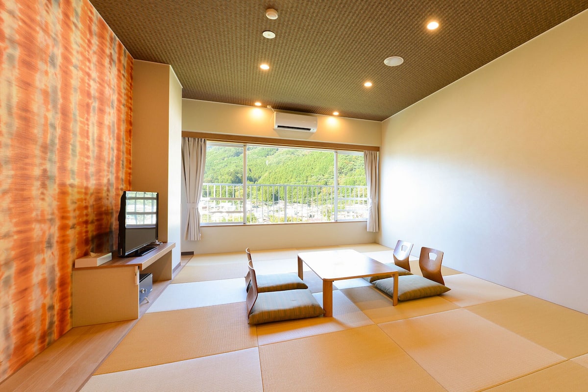 Superior Japanese-Western-Style Room -Shower Only - Non-Smoking | In-room safe, blackout drapes, bed sheets