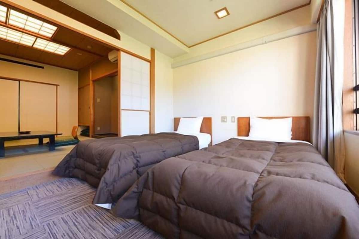 Pengeskab på værelset, mørklægningsgardiner, sengetøj