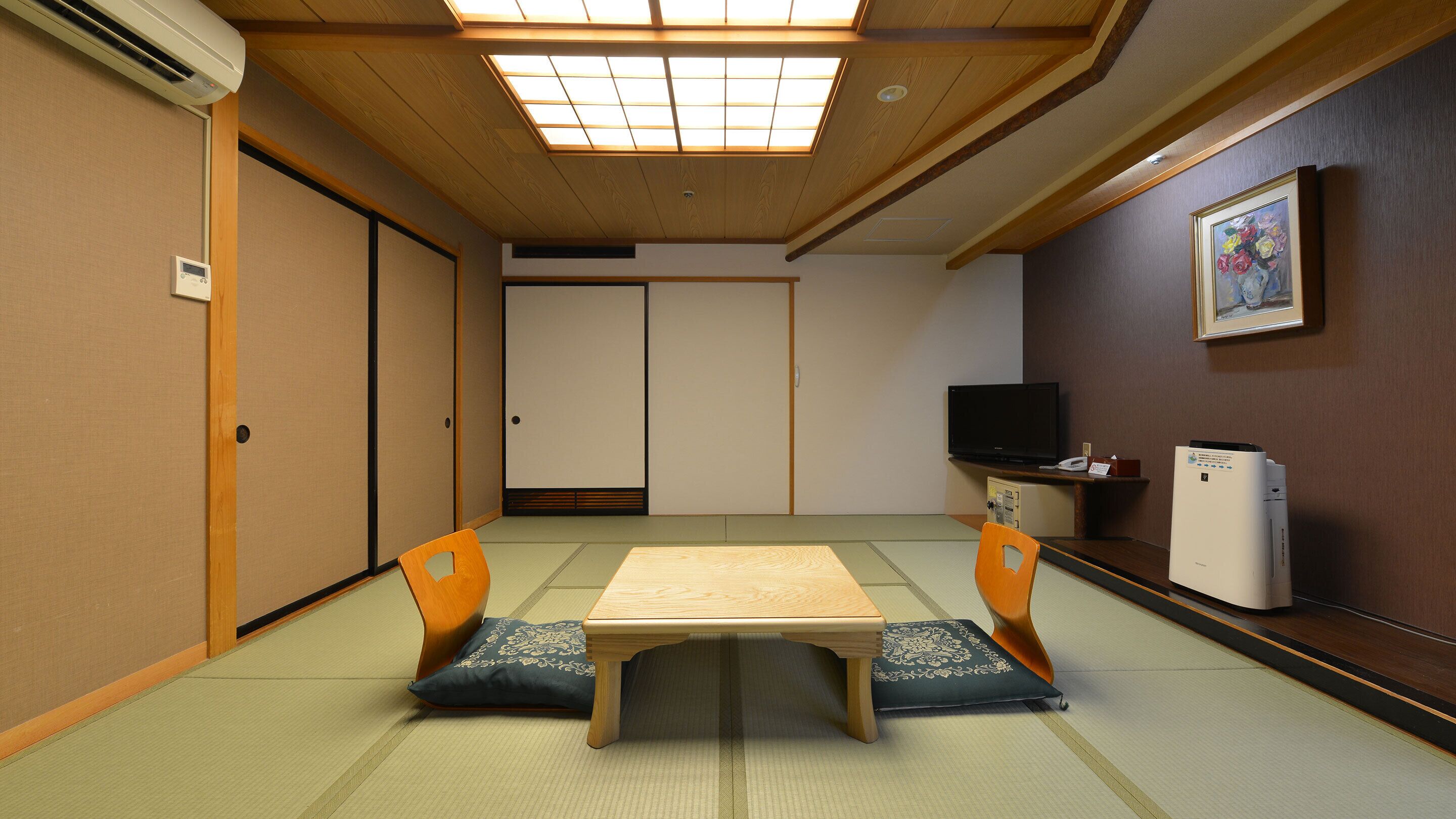 Um quarto em estilo japonês tradicional, com tatames, uma mesa baixa e biombos de papel.