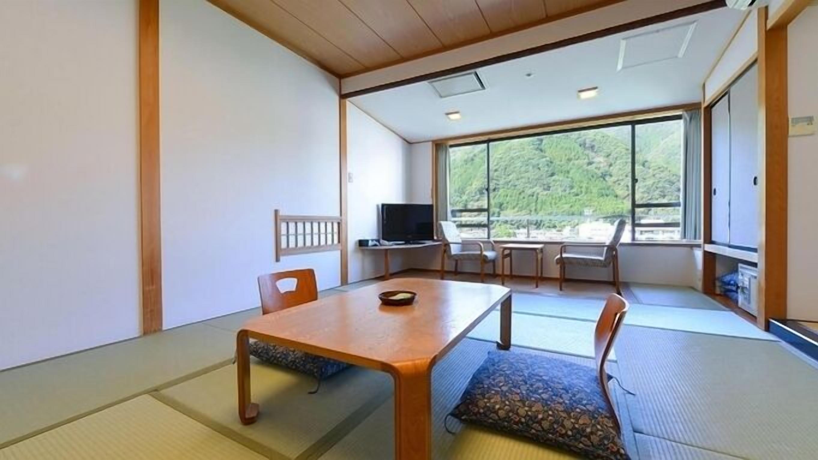 Tallelokero huoneessa, pimennysverhot, vuodevaatteet