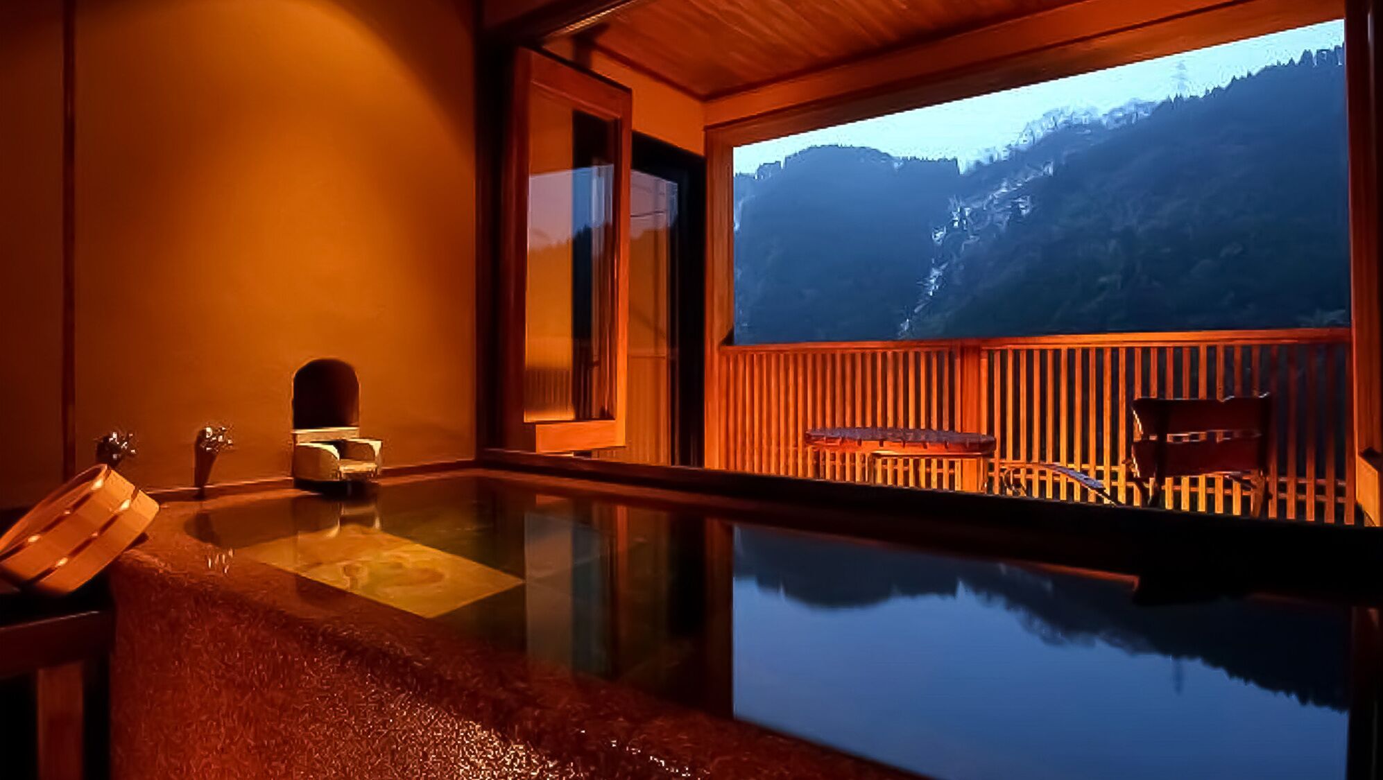 Una habitación con balcón de madera, piscina cubierta con vidrio y vistas a las montañas.
