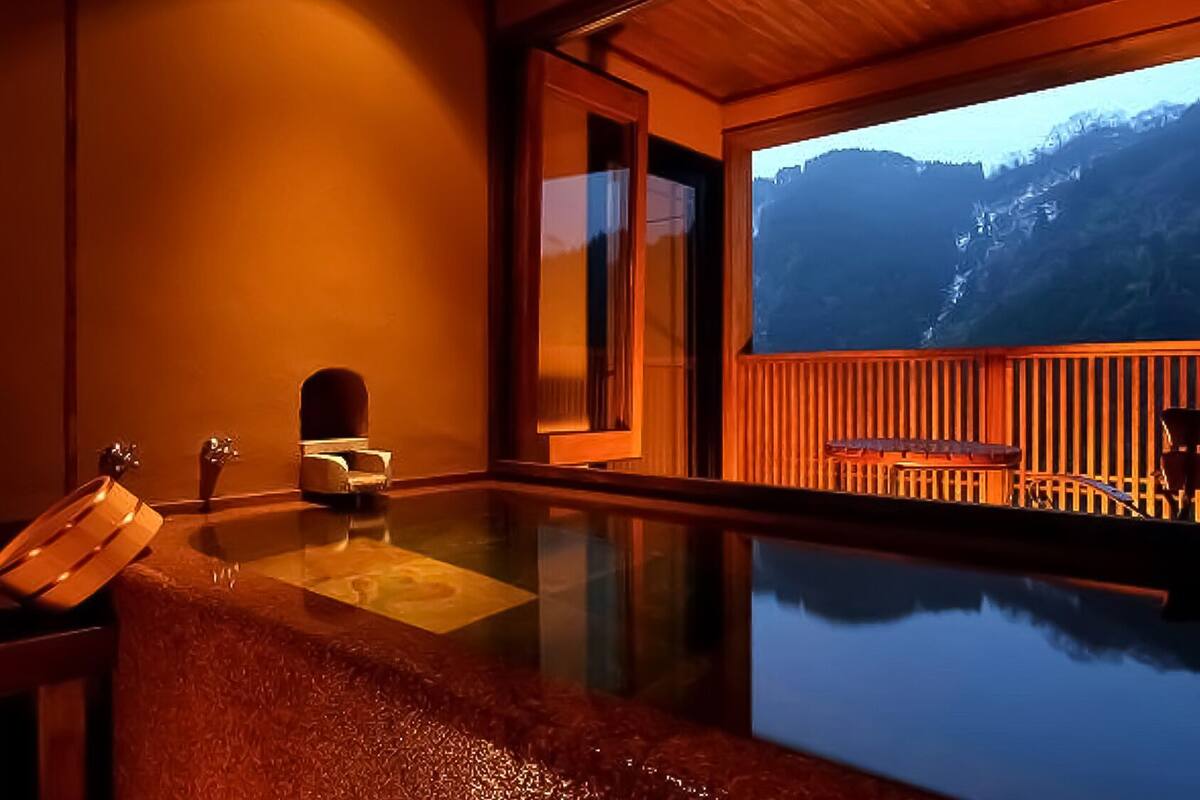 Ein Zimmer mit Holzbalkon, Pool mit Glasveranda und Bergblick.