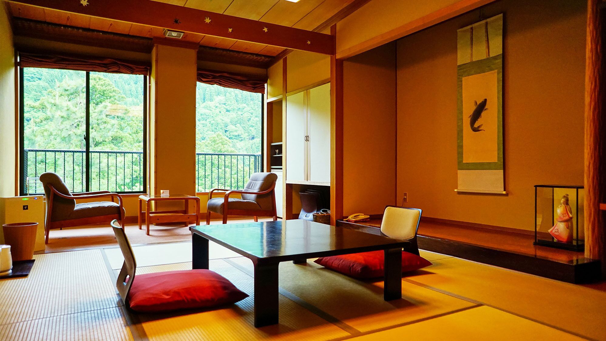 Una habitación japonesa tradicional con suelo de tatami, una mesa baja y sillas.
