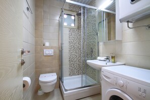 Family Apartment, 2 Bedrooms, Terrace | Bathroom