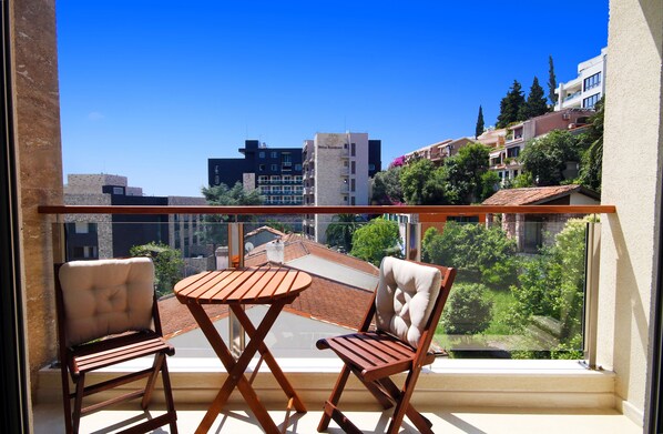 Departamento de lujo, 2 habitaciones, vista al mar | Balcón