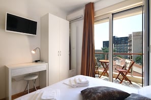 Departamento de lujo, 2 habitaciones, vista al mar | Caja de seguridad en la habitación y decoración personalizada