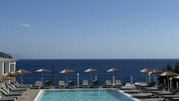 Hồ bơi ngoài trời, dù/ô trên bãi biển/hồ bơi, ghế dài tắm nắng