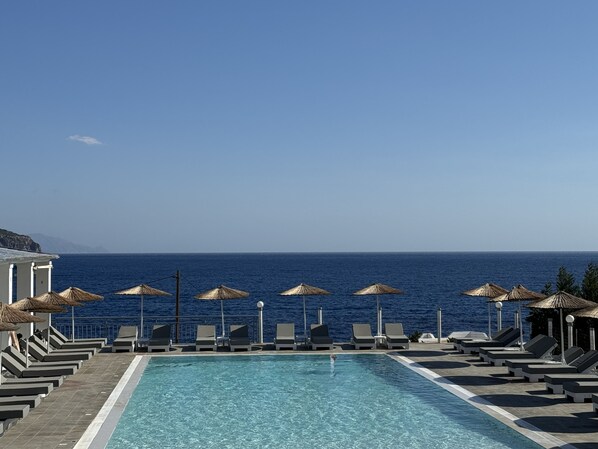 Outdoor pool, pool umbrellas, pool loungers - CHC Sound of the Sea (Karpathos)