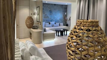 Junior Suite Sea View | Area soggiorno | TV a schermo piatto