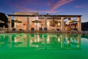 Outdoor pool, pool umbrellas, pool loungers - CHC Sound of the Sea (Karpathos)