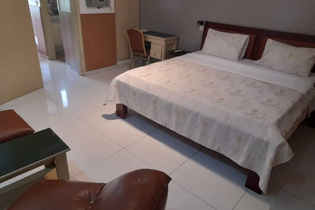 Superior Studio, Accessible, Non Smoking | 1 bedroom, in-room safe, desk, free WiFi