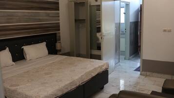 Premium Studio, Accessible, Non Smoking | 1 bedroom, in-room safe, desk, free WiFi