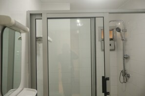 Studio Prestige, accessible aux personnes à mobilité réduite, non-fumeur | Salle de bain | Douche, articles de toilette (gratuits), serviettes fournies