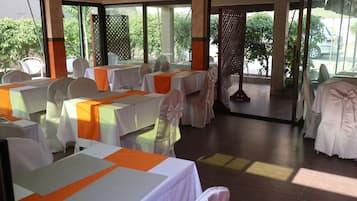 Se sirven desayunos, comidas, cenas y cocina local e internacional