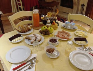 Free daily cooked-to-order breakfast 