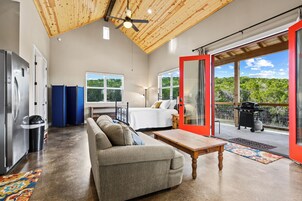 Deluxe Studio Suite | Individually furnished, laptop workspace, blackout drapes