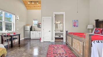 标准开间, 1 张特大床, 简易厨房 | 特色家居、笔记本电脑工作区、遮光窗帘、熨斗/熨衣板