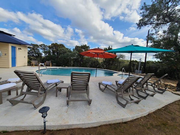 Utomhuspool, parasoller och solstolar