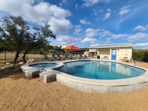 حمّام سباحة خارجي، مظلات على حمّام السباحة، مقاعد للتشمس