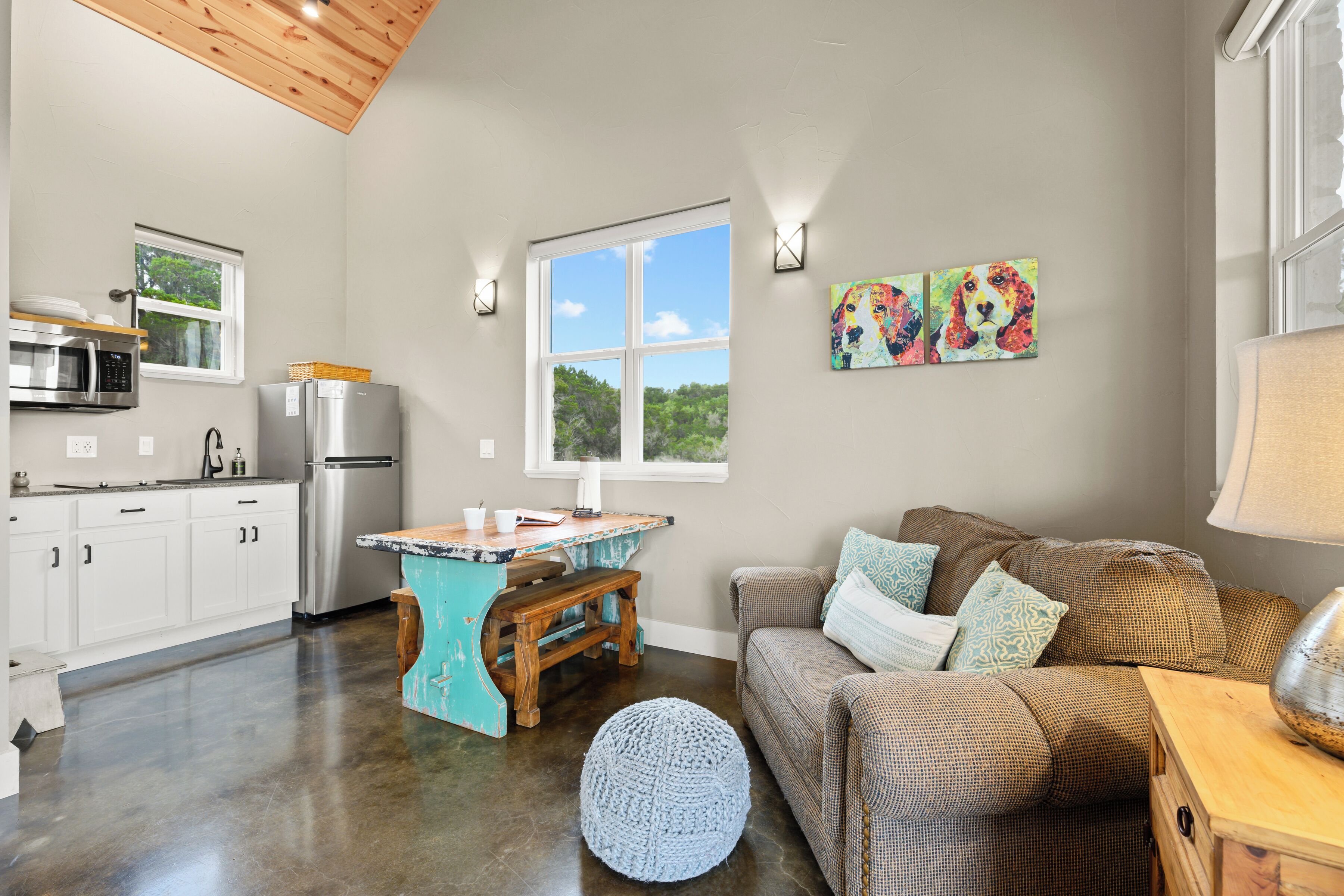 Premium Studio, 1 King Bed, Kitchenette, Valley View | Individually furnished, laptop workspace, blackout drapes