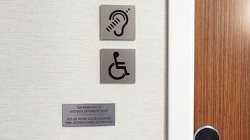 Una puerta con superficie táctil, puerta automática e identificador de llave.