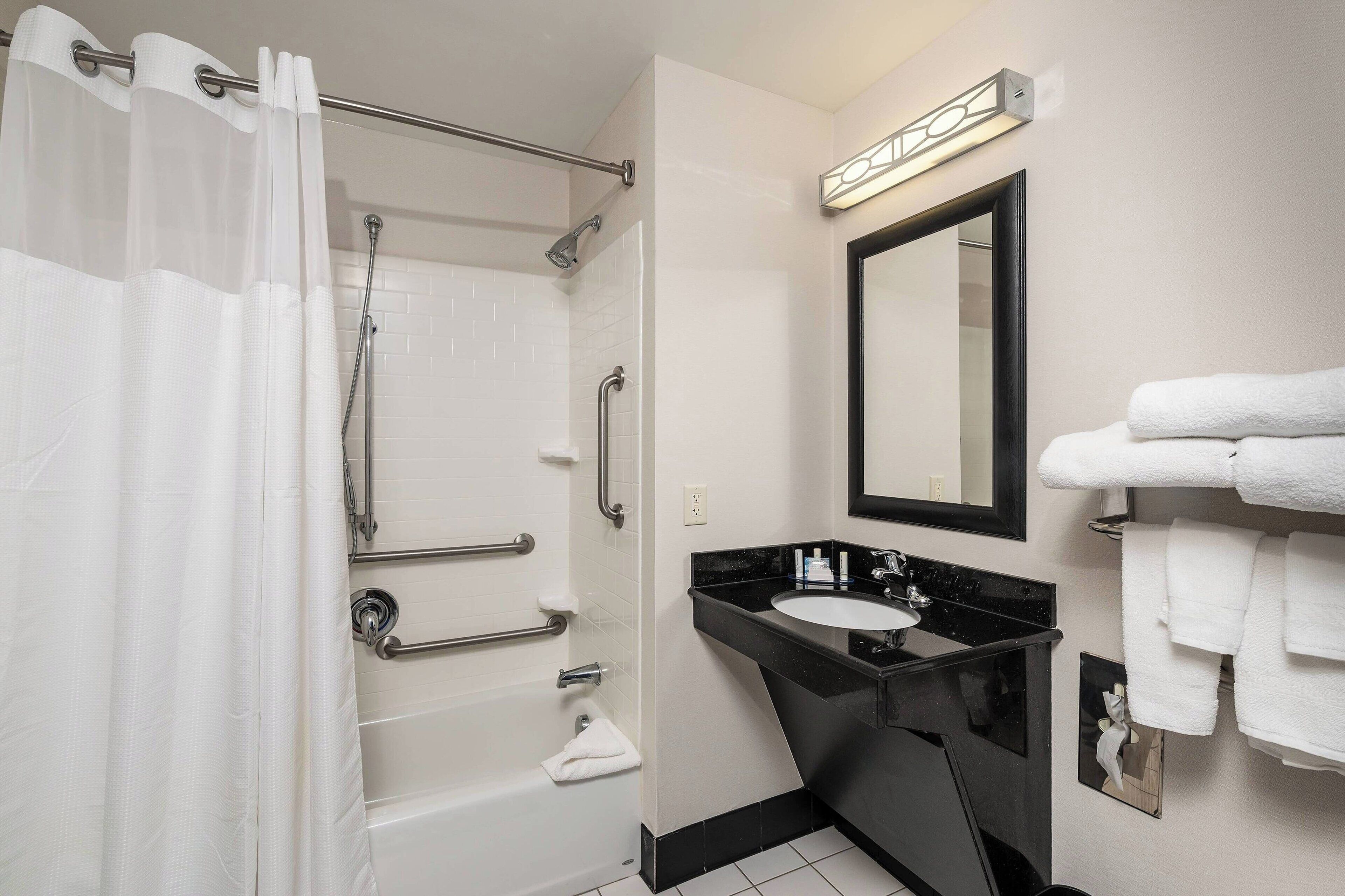 combined shower/bathtub, free toiletries, towels