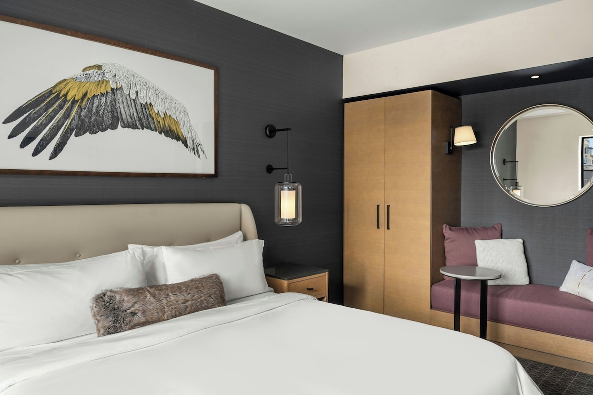 Room, 1 King Bed | 1 bedroom, hypo-allergenic bedding available, minibar, in-room safe